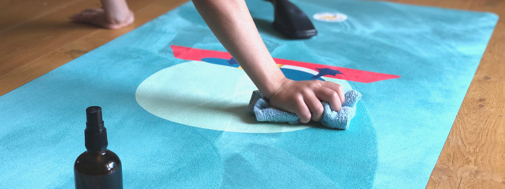 Cleaning your yoga mat, check different methods for cleaning your mat with a spray and a soft clothe
